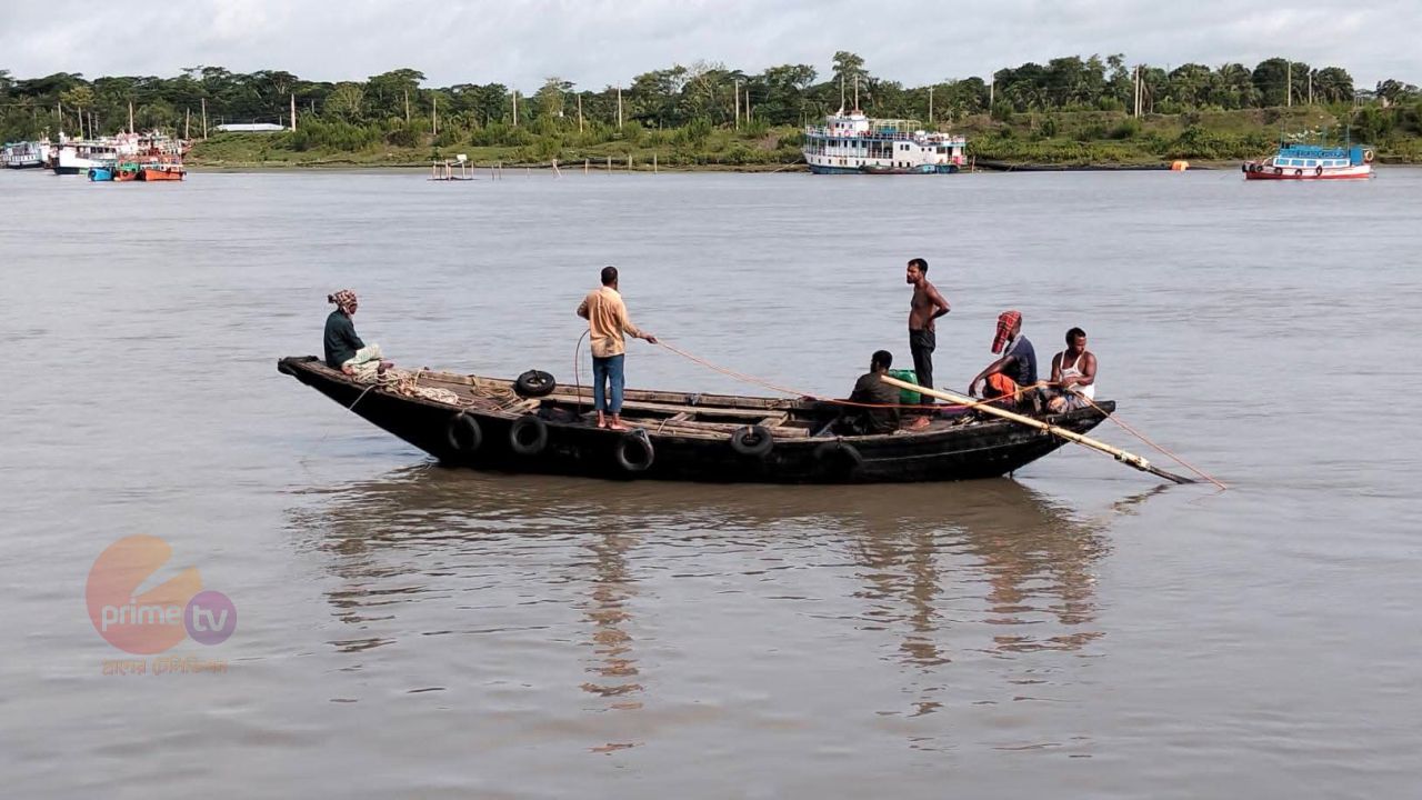 মোংলা পশুর নালা নদীতে  ট্রলার মাঝি পড়ে নিখোঁজ।  উদ্বারে ২ টি ডুবুরি দল কাজ করছে।