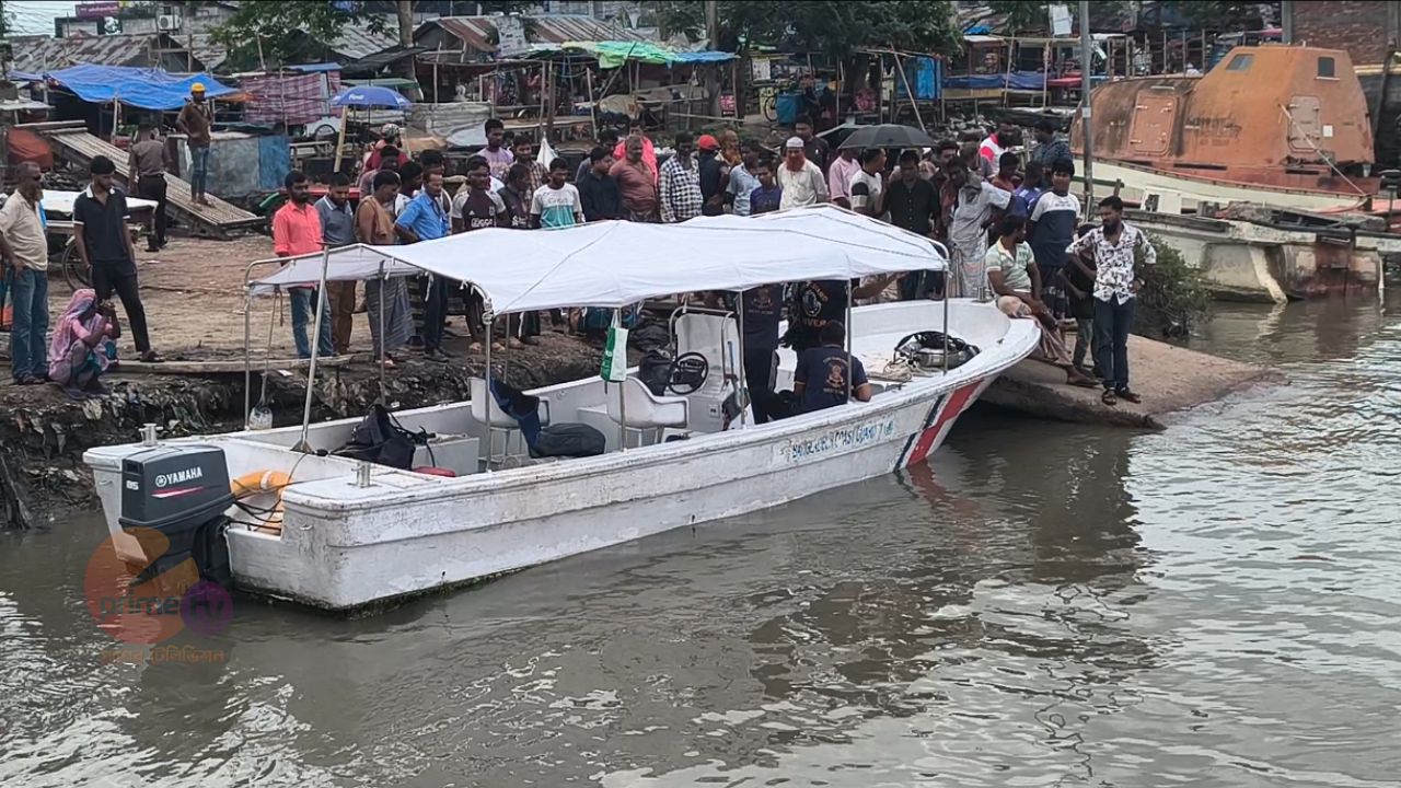 মোংলায় ট্রলার থেকে পড়ে মাঝি নিখোঁজ। 