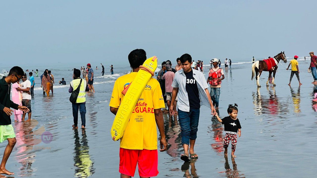 সাপ্তাহিক ছুটিতে পর্যটকে মুখরিত কক্সবাজার সমুদ্র সৈকত