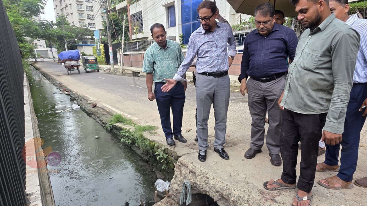 কাতালগঞ্জে জলাবদ্ধতা নিরসনে নালা-নর্দমা পরিদর্শনে মেয়র ডা. শাহাদাত হোসেন