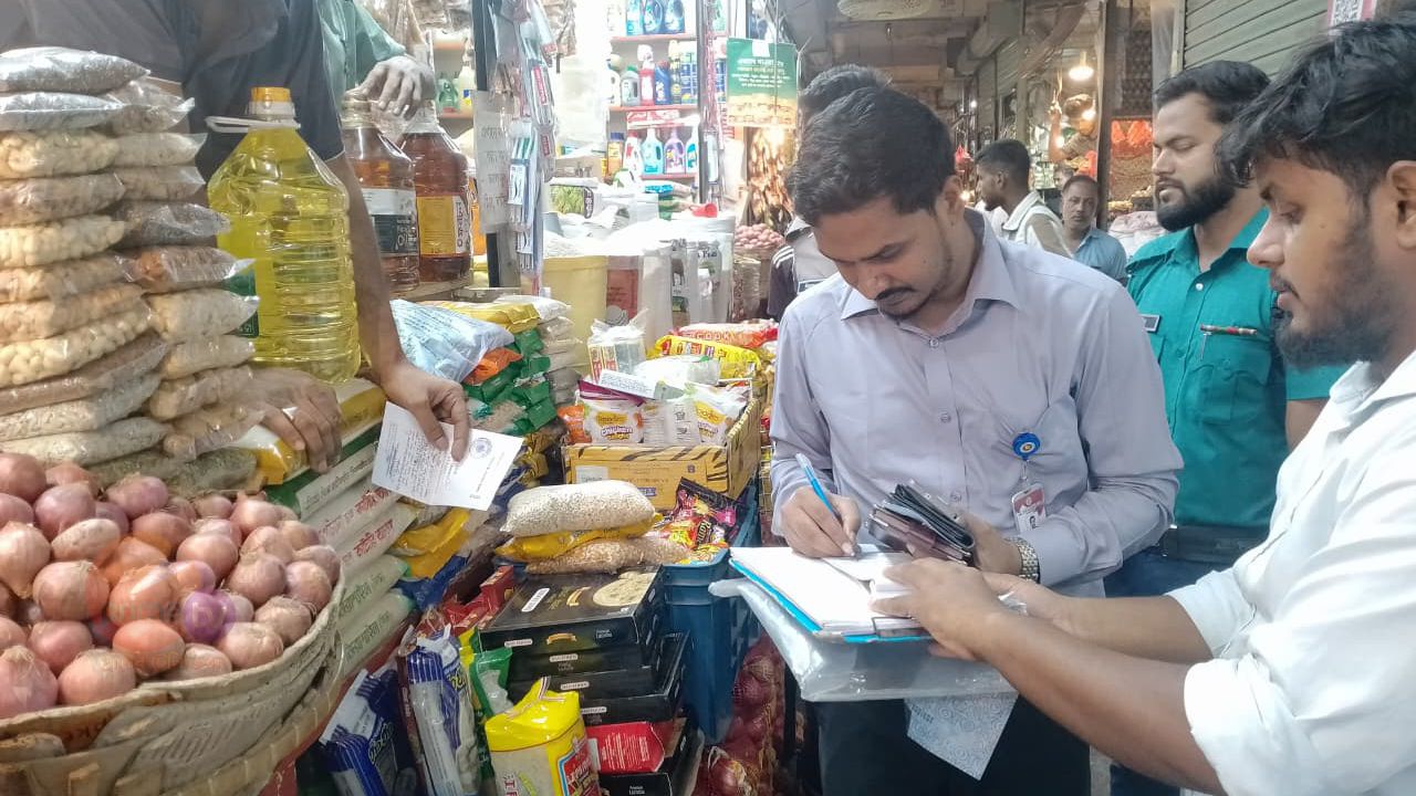 জেলা প্রশাসনের 'Festive Sale' উদ্যোগে বাজারে স্বস্তির আমেজ, 