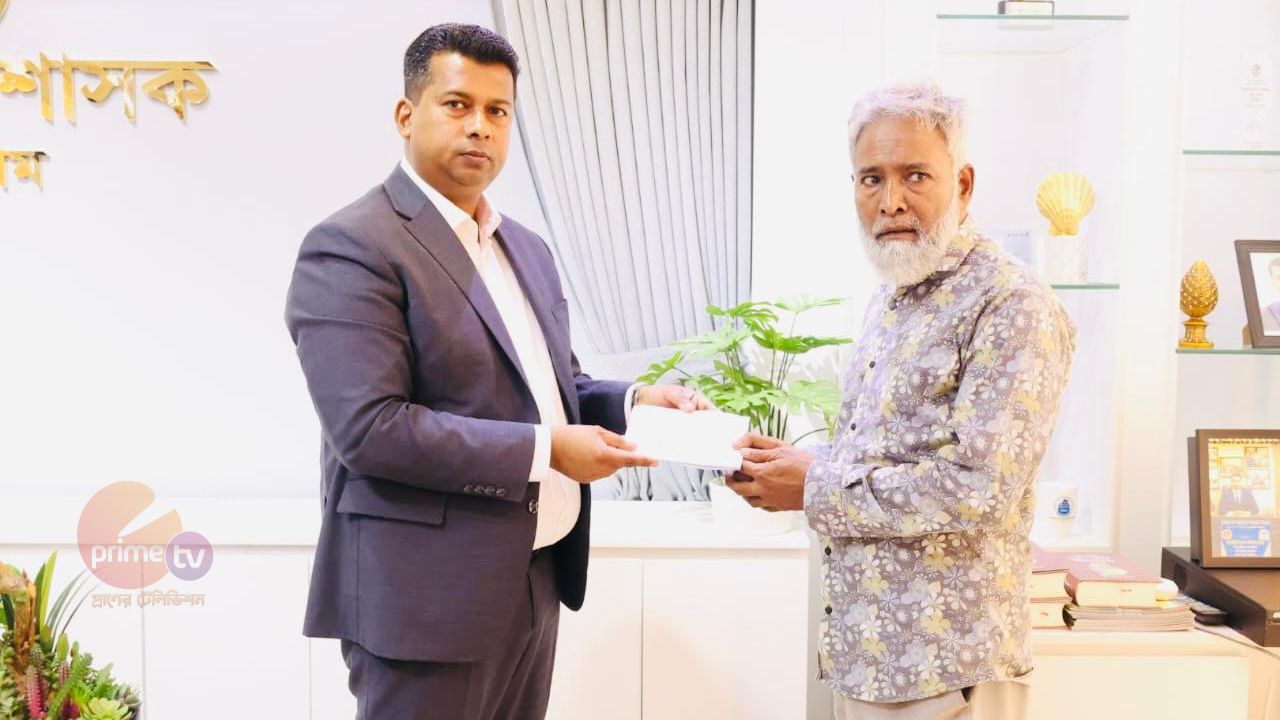 শত ব্যস্ততার মাঝেও মানবিকতার আলো ছড়াচ্ছেন চট্টগ্রামের ডিসি জাহিদ