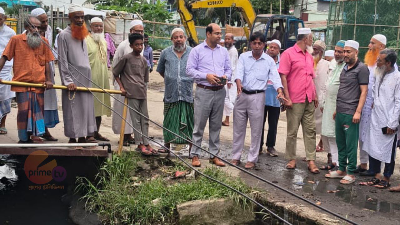 জলাবদ্ধতা ও মশাবাহিত রোগ প্রতিরোধে ড্রেন পরিষ্কার পরিচ্ছন্নতা অভিযান পরিদর্শনে ইউএনও ফয়েজ উদ্দিন 