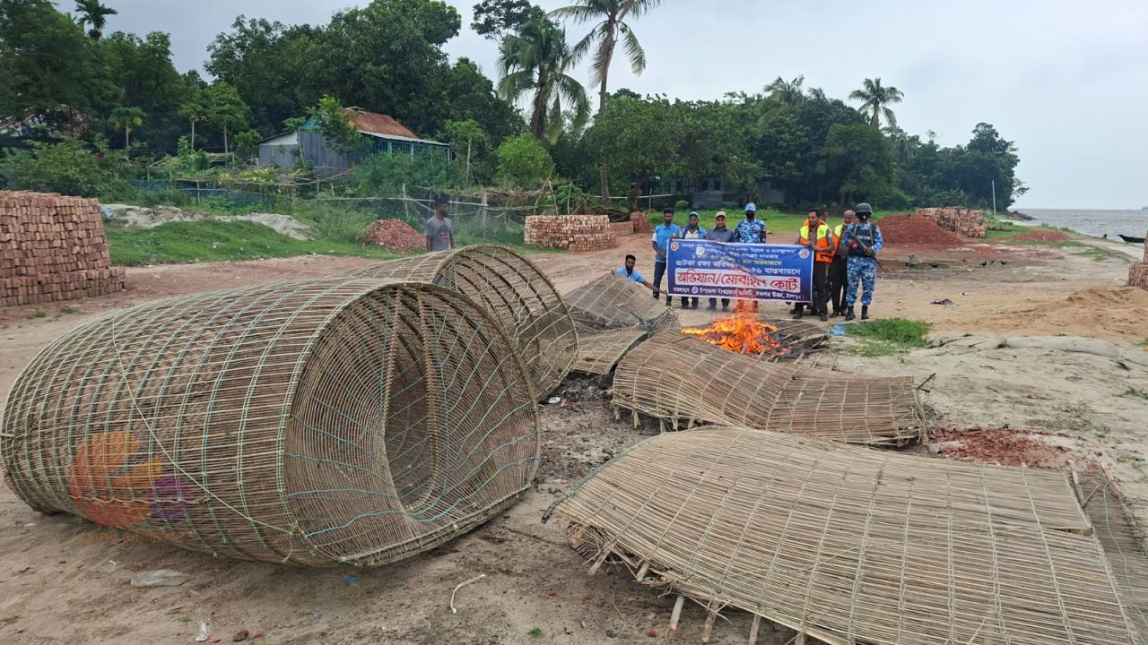 মতলব উত্তরে মেঘনা নদীতে পাঙ্গাসের পোনা ধরার চাঁই জব্দ