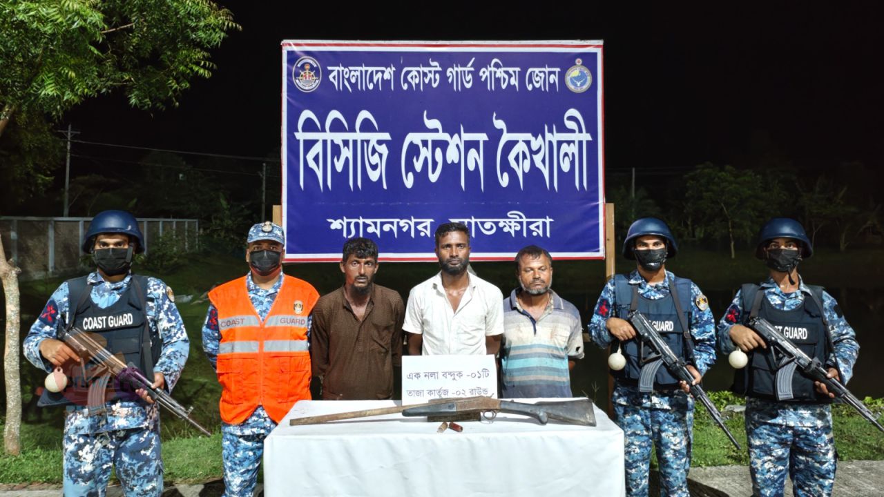মোংলায় কোস্ট গার্ডের অভিযানে অস্ত্র ও গোলাবারুদসহ সুন্দরবনের ডাকাত জোনাব বাহিনীর তিন সক্রিয় সদস্য আটক। 