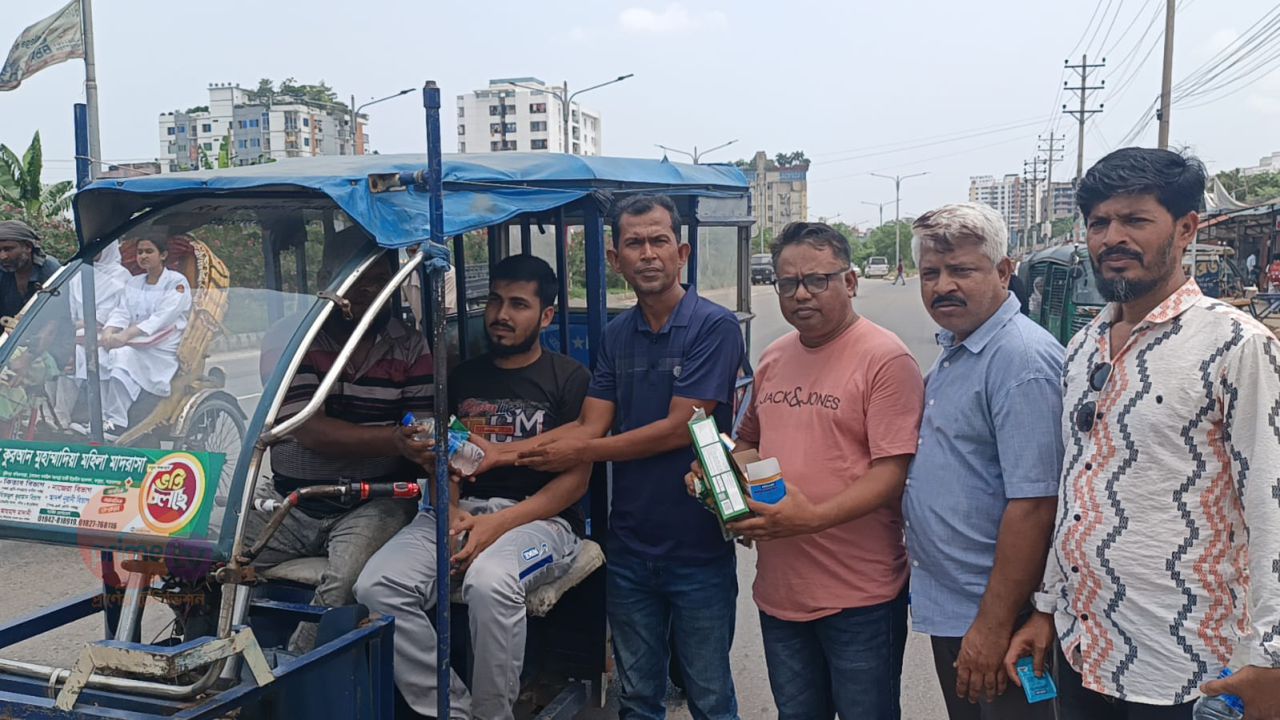নারায়নগঞ্জ  জার্নালিস্ট ইউনিটি'র পক্ষ থেকে শ্রমজীবী মানুষের  মাঝে পানি ও খাবার  স্যালাইন বিতরণ