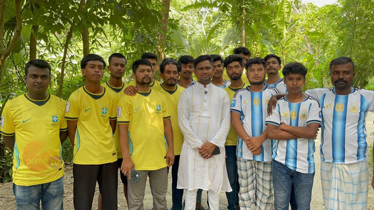 বিশ্বকাপ উপলক্ষ্যে এম ইলিয়াছ আলীর আর্জেন্টিনা ও ব্রাজিল সমর্থকদের জার্সি উপহার
