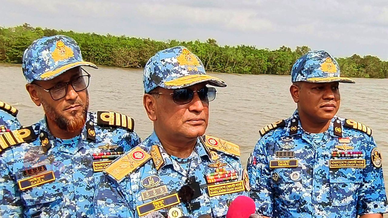 সুন্দরবনে দস্যুতা, মাদক ও মানব পাচার রোধে কঠোর অবস্থানের কথা জানিয়েছে বাংলাদেশ কোস্ট গার্ড।