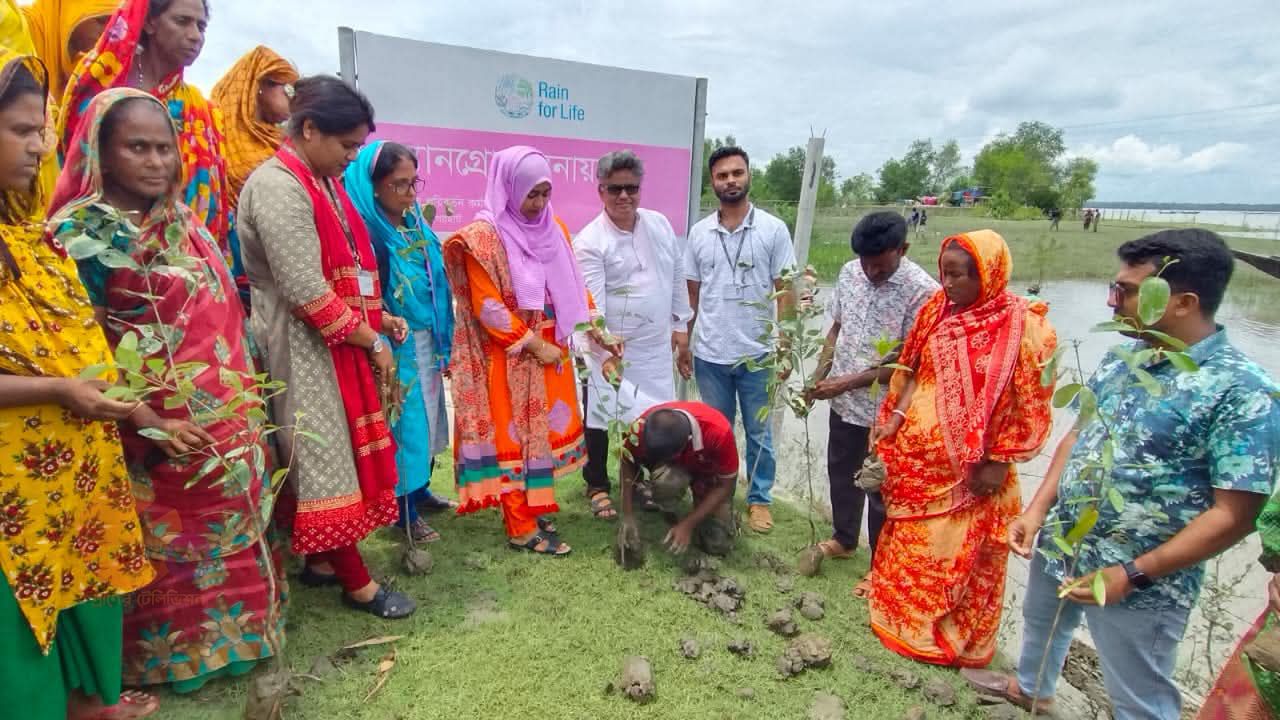 মোংলায় ম্যানগ্রোভ বনাঞ্চল সমৃদ্ধকরণে ব্রাক'র বৃক্ষরোপণ কর্মসুচি।