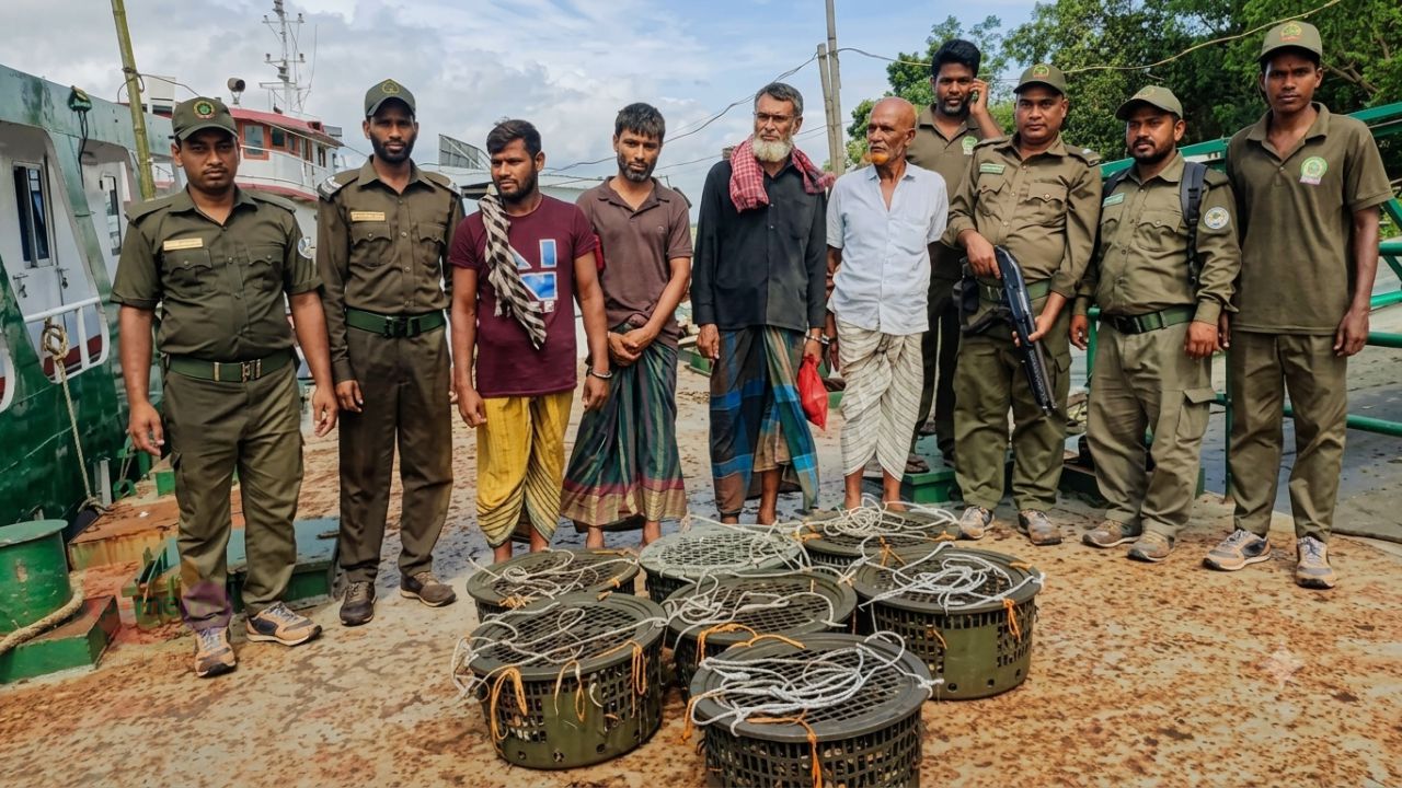 মোংলায় হরিণ শিকারের ফাঁদসহ  চার শিকারী আটক।