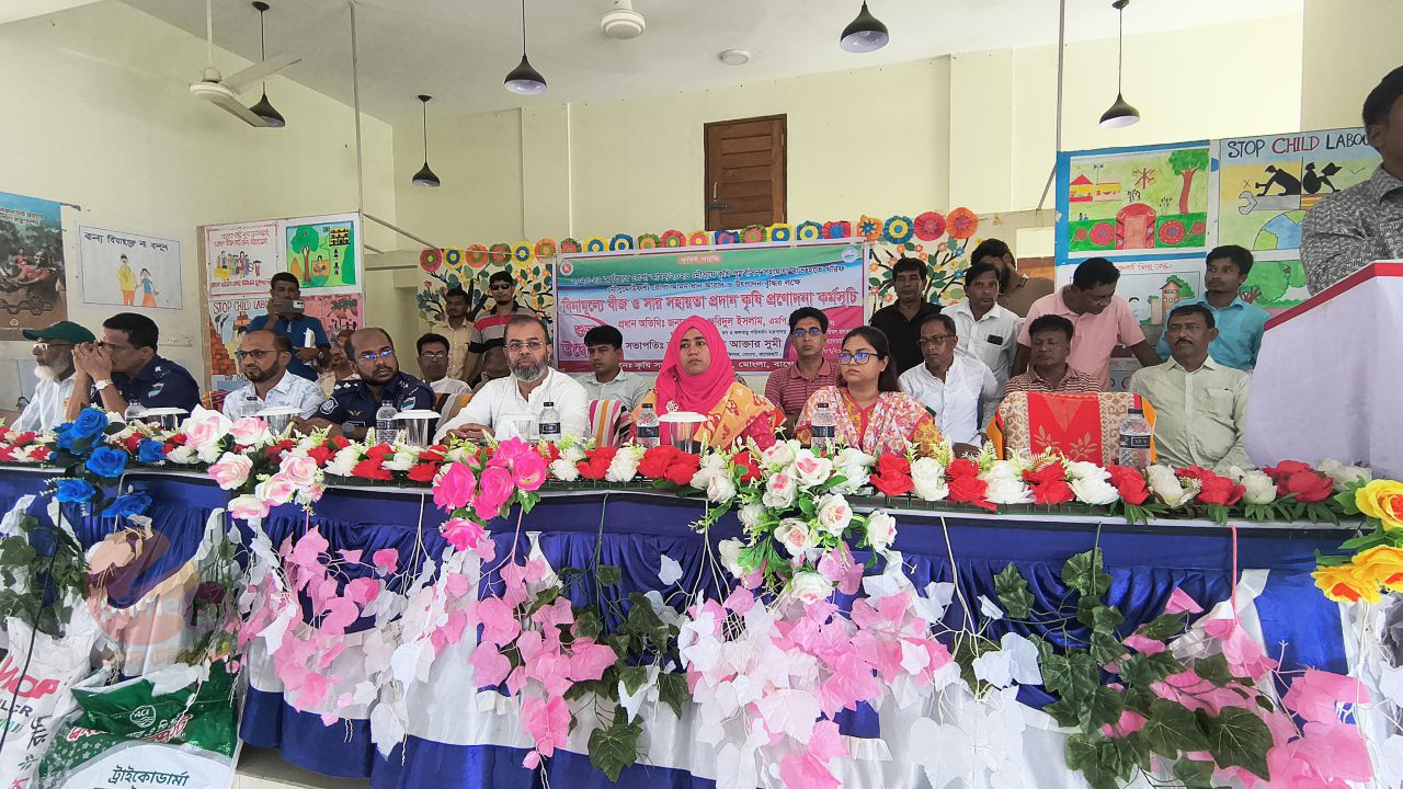 মোংলায় বিনামূল্যে বীজ, সার ও অর্থিক সহায়তা প্রদান ও কৃষি প্রণোদনা কর্মসূচি অনুষ্ঠানেঃ প্রতিমন্ত্রী