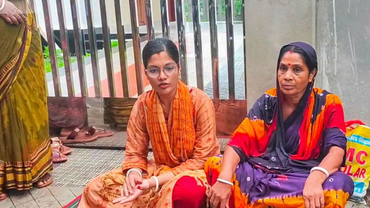 বাগেরহাটে স্বামীর স্বীকৃতির দাবিতে স্ত্রীর অনশন।&nbsp;