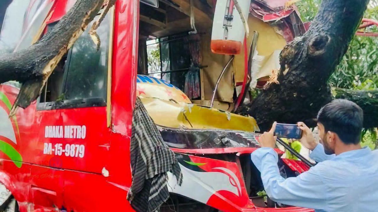 মিরসরাইয়ে কাভার্ডভ্যান ওভারটেক করতে গিয়ে তিশা প্লাটিনাম বাসের দুর্ঘটনা, আহত অর্ধশত যাত্রী