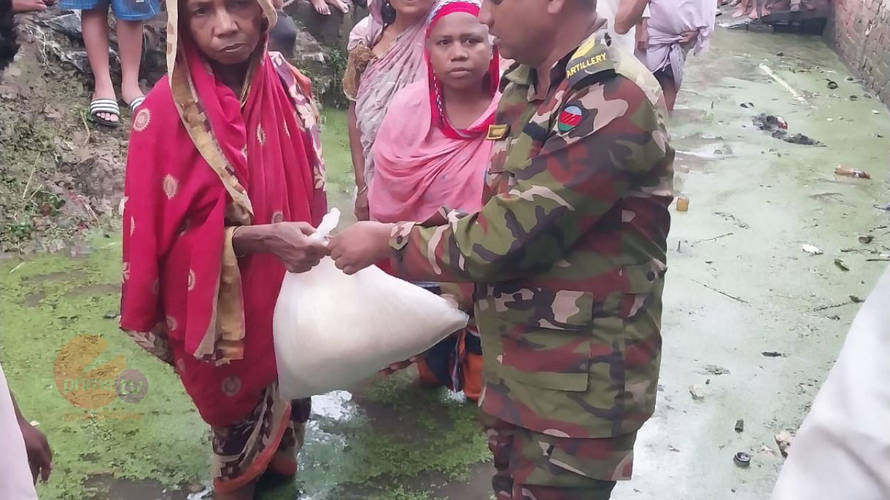 সাতকানিয়ার কালিয়াইশে বন্যাদুর্গত ২৫০ পরিবারের মাঝে চাল বিতরণ
