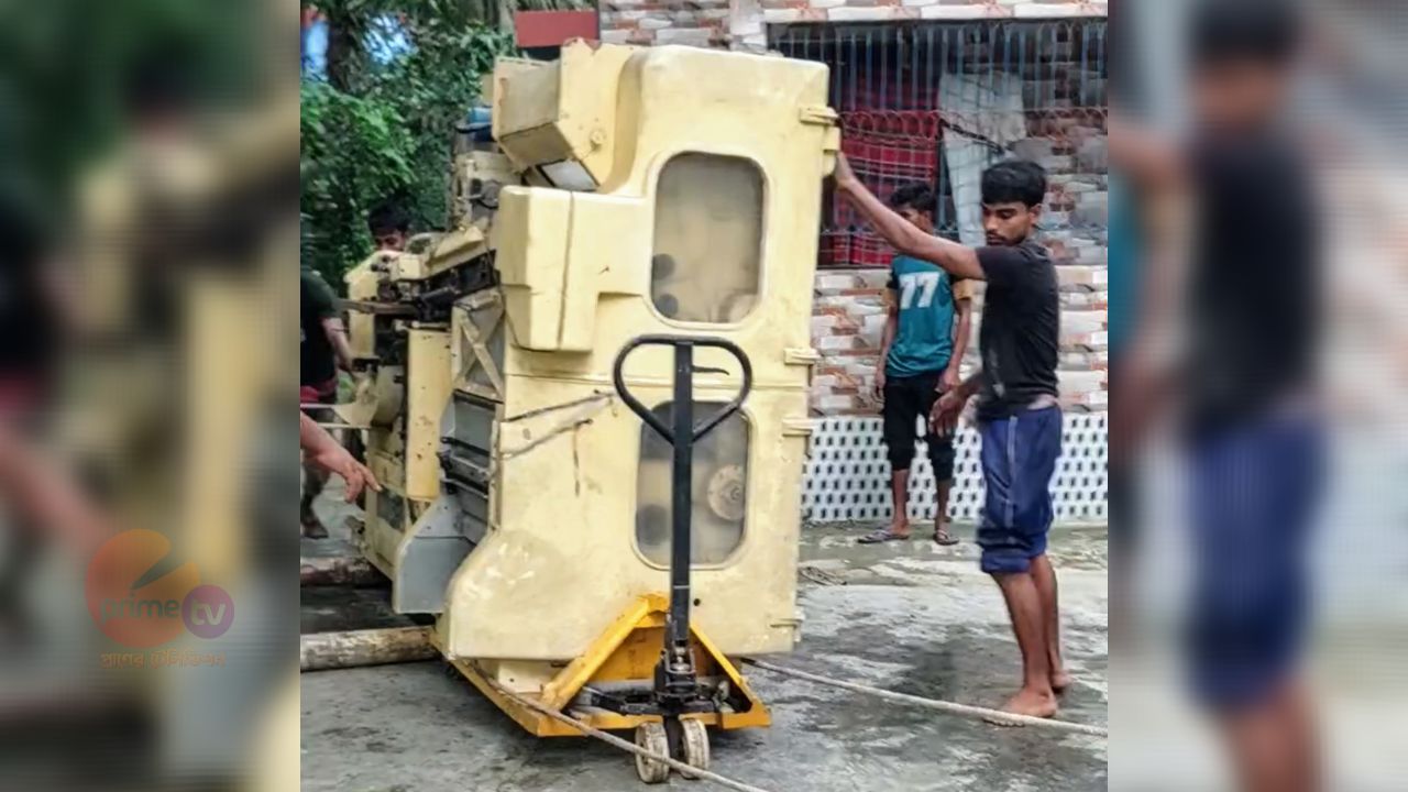 যুবলীগ নেতার কারখানা থেকে নকল সিগারেট তৈরির মেশিন উদ্ধার।