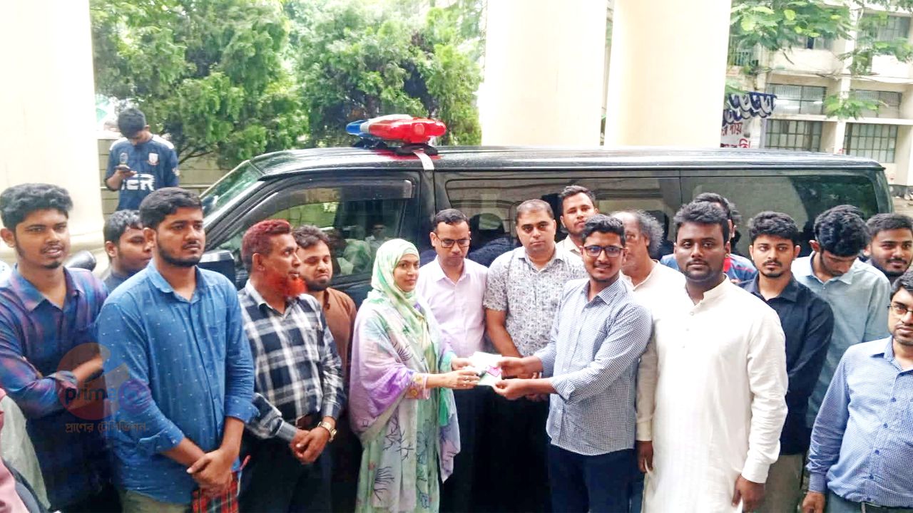 শিক্ষার্থীদের জরুরি স্বাস্থ্যসেবায় জবি প্রশাসনকে অ্যাম্বুলেন্স উপহার দিল জকসু