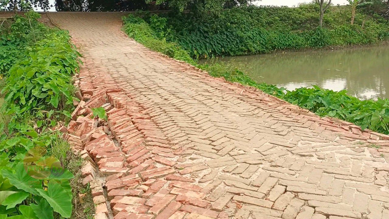 মান্দায় সড়ক এইচবিবিকরণে অনিয়মের অভিযোগ 