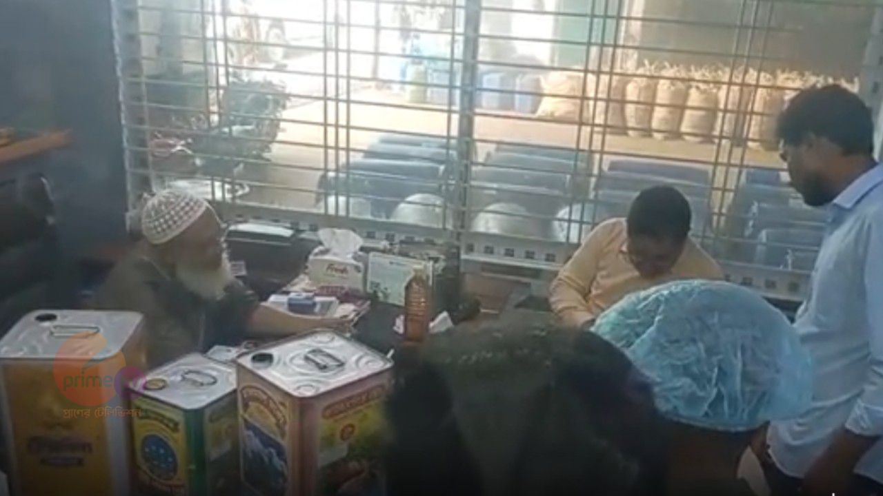 নওগাঁয় মোরক ছাড়াই তেল বিক্রি, জিলানী ওয়েল মিলে ১০ হাজার টাকা জরিমানা