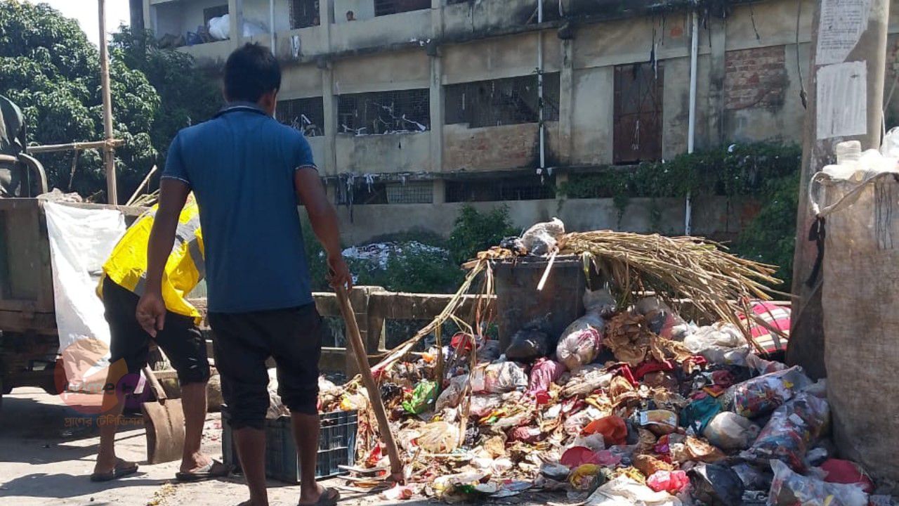 ‘আমাদের চট্টগ্রাম’ অ্যাপে অভিযোগ, দ্রুতই সমাধান হলো রাস্তার ময়লার সমস্যা