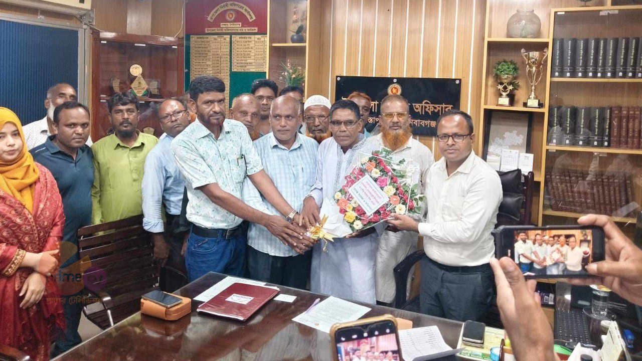 গোমস্তাপুরে কৃষক দলের পক্ষ থেকে নবাগত ইউএনওকে সংবর্ধনা