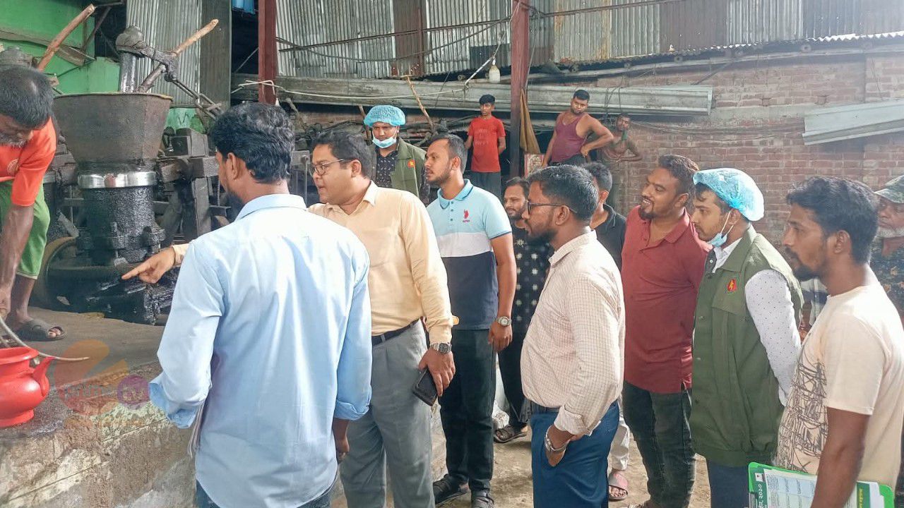 নওগাঁয় নিরাপদ খাদ্য আইনে অভিযান, ১ লাখ ৩০ হাজার টাকা জরিমানা