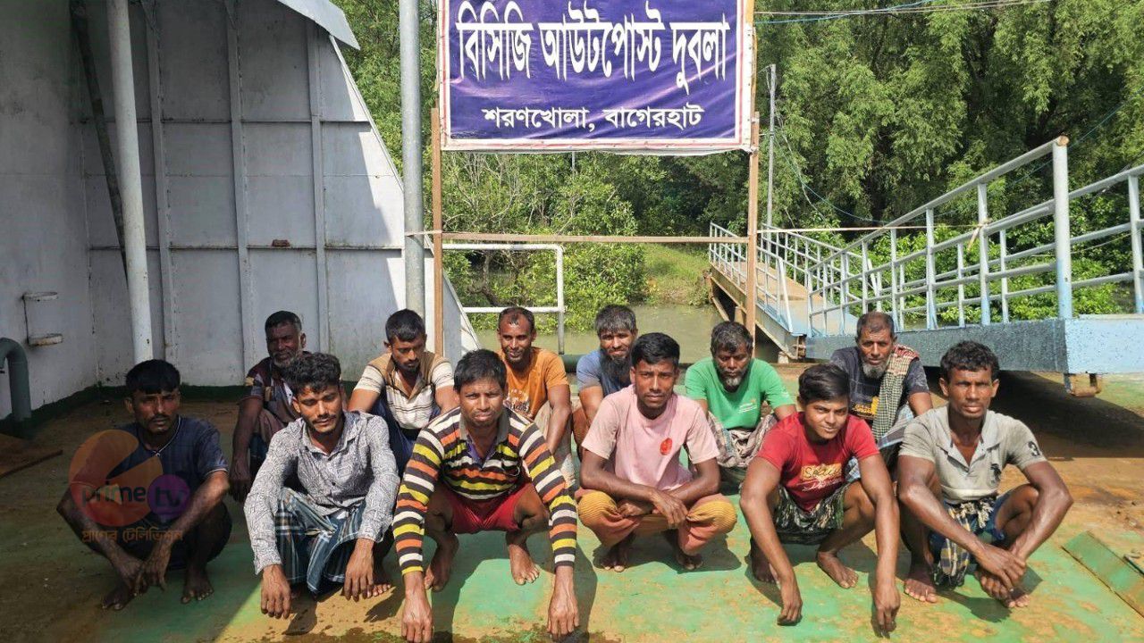 গভীর সমুদ্রে ইঞ্জিন বিকল হয়ে ভাসতে থাকা ফিশিং বোটসহ ১২ জেলে জীবিত উদ্ধার। 