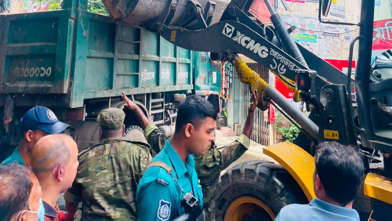 আমাদের চট্টগ্রাম’ অ্যাপের অভিযোগে এনায়েত বাজার ও দেবপাহাড়ে ফুটপাত দখলমুক্ত অভিযান 