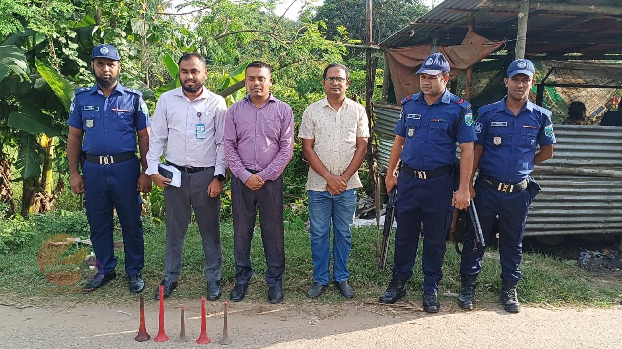 নওগাঁয় হাইড্রোলিক হর্নে ৩ চালককে জরিমানা