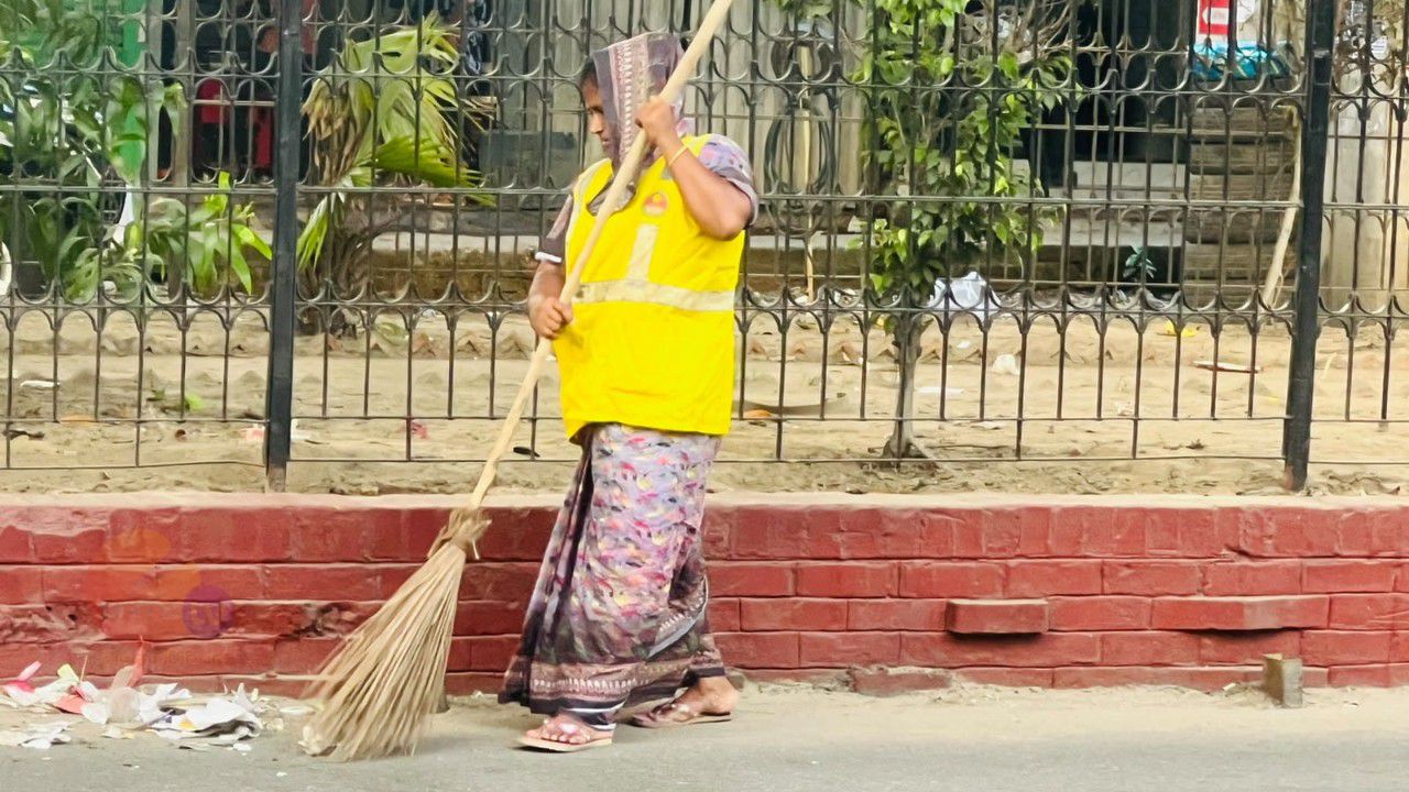 ঈদে মিলাদুন্নবীর র‍্যালি শেষে নগর পরিচ্ছন্নতায় চসিকের সেবকরা