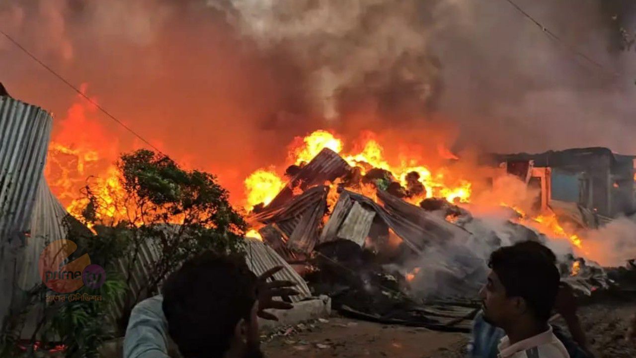 গাজীপুরের কোনাবাড়ীতে ভয়াবহ অগ্নিকাণ্ড: ১২টি ঝুট গোডাউন পুড়ে ছাই, নিয়ন্ত্রণে ৫ ইউনিট