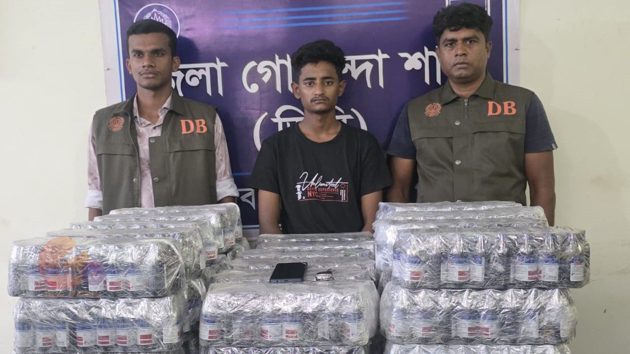 ডিবির অভিযানে ১,১২৫ বোতল এস্কাফ সিরাপসহ গ্রেপ্তার ১