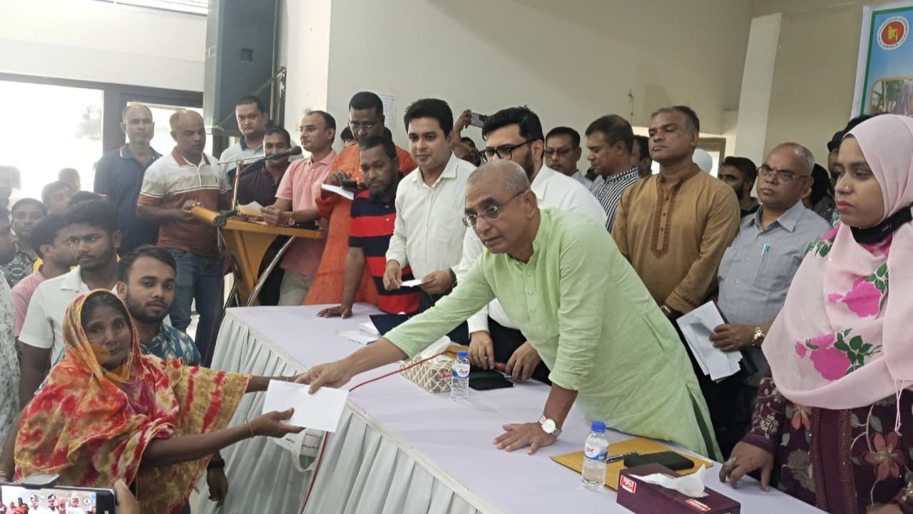 কালিয়াকৈরে দৃস্থ ও অসহায় ব্যক্তিদের মাঝে আর্থিক অনুদান প্রদান 