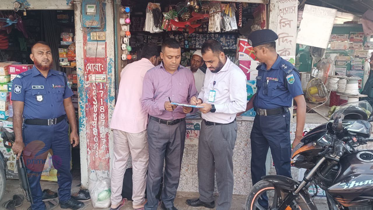 নওগাঁয় অবৈধ পলিথিনবিরোধী অভিযানে ৭ কেজি পলিথিন জব্দ, জরিমানা ৩ হাজার টাকা