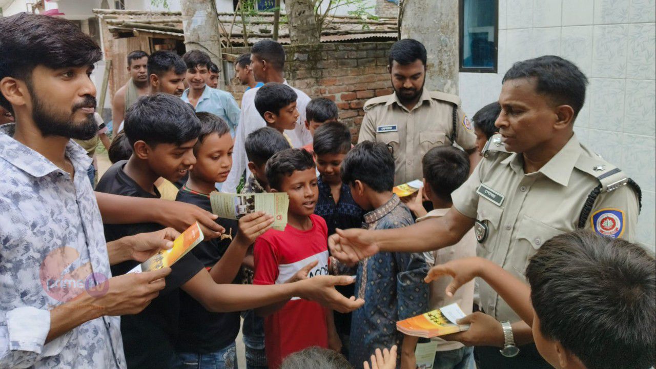 চাঁপাইনবাবগঞ্জে মাদকের কুফল সম্পর্কে সচেতনতায় লিফলেট বিতরণ