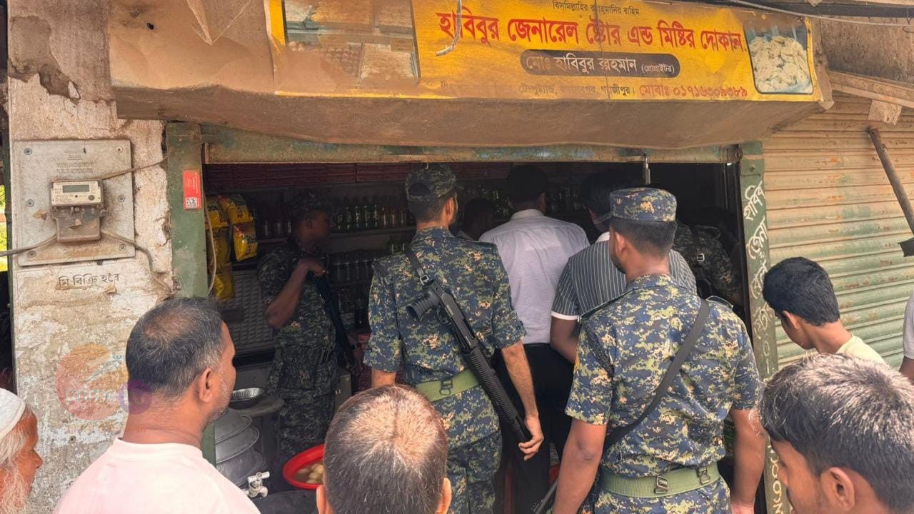 গাজীপুর ধীরাশ্রমে মিষ্টির দোকানে ভ্রাম্যমাণ আদালতের অভিযান, ৭ হাজার টাকা জরিমানা।