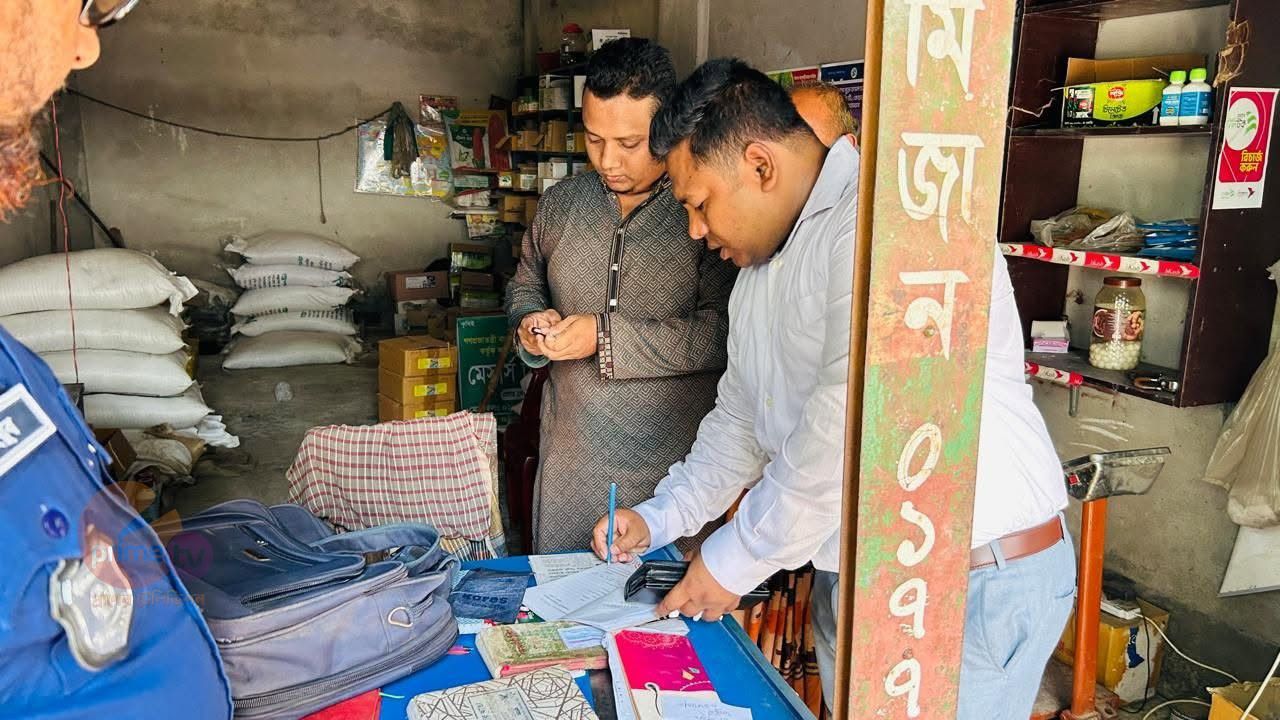 আত্রাইয়ে নির্ধারিত মূল্যের চেয়ে বেশি দামে সার বিক্রি, তিন ব্যবসায়ীকে ৩২ হাজার টাকা জরিমানা
