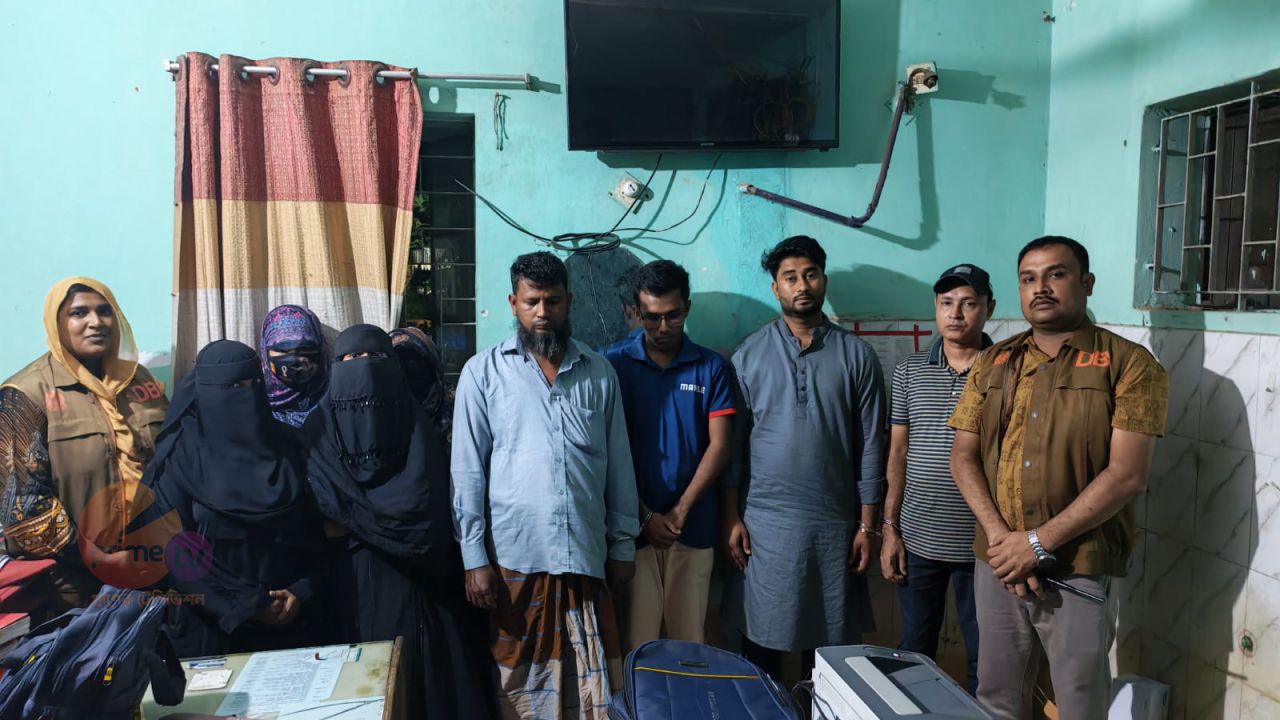 নোয়াখালীতে দুই হোটেলে ডিবির অভিযান, গ্রেপ্তার ৮