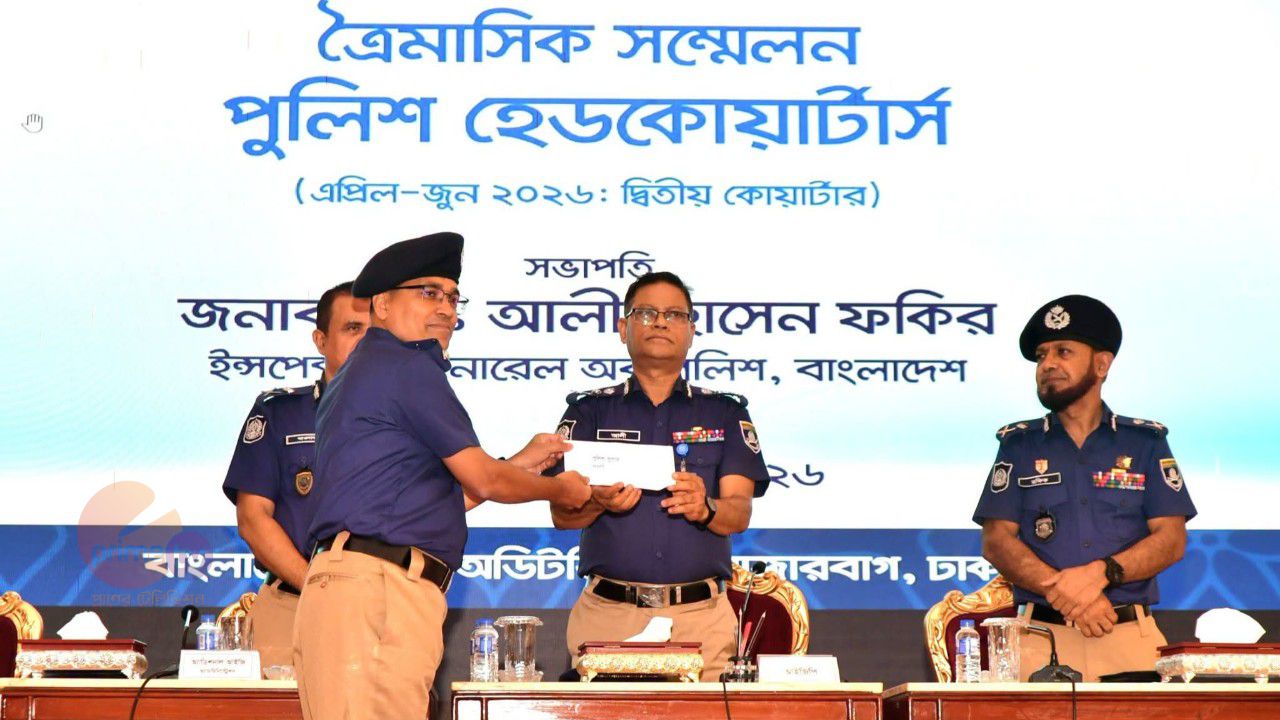 নওগাঁর পুলিশ সুপার পেলেন আইজিপি সম্মাননা