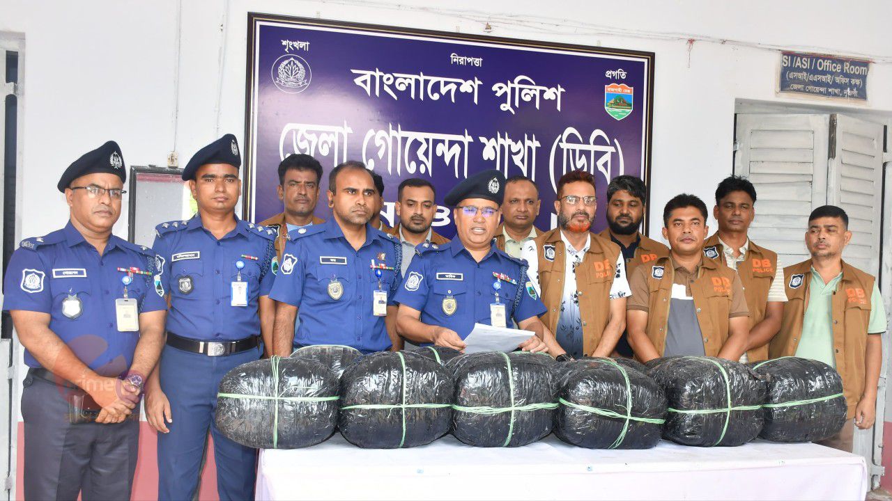 নওগাঁয় ডিবির অভিযানে ৪২ কেজি ৫০০ গ্রাম গাঁজাসহ গ্রেপ্তার ১