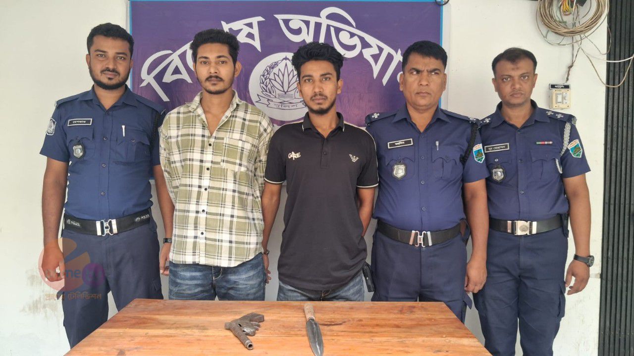 মান্দায় যুবককে লক্ষ্য করে গুলি, আগ্নেয়াস্ত্রসহ কিশোর গ্যাং ‘ব্ল্যাকহোল’-এর ২জন গ্রেপ্তার