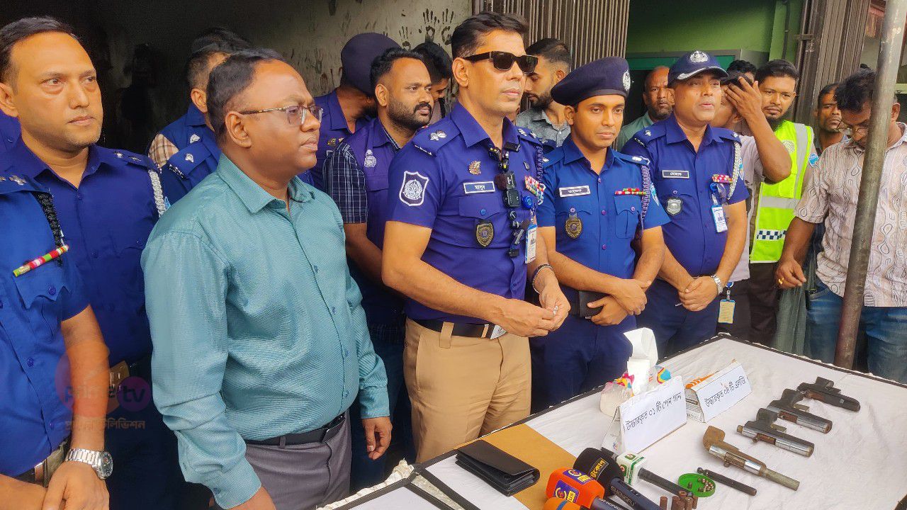 চট্টগ্রামের হাটহাজারীতে সিএনজি ওয়ার্কশপে অস্ত্র কারখানা, গ্রেপ্তার ২