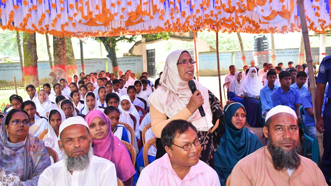 পোরশায় শিক্ষার্থীদের সঙ্গে পুলিশ সুপারের সচেতনতামূলক মতবিনিময়