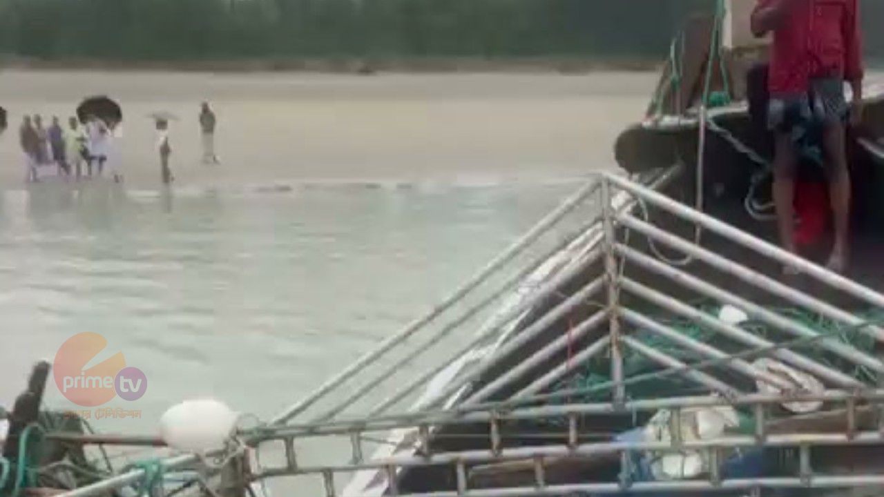 সোনাদিয়া চ্যানেলে ট্রলারডুবি ২ জেলের মরদেহ উদ্ধার, নিখোঁজ ২