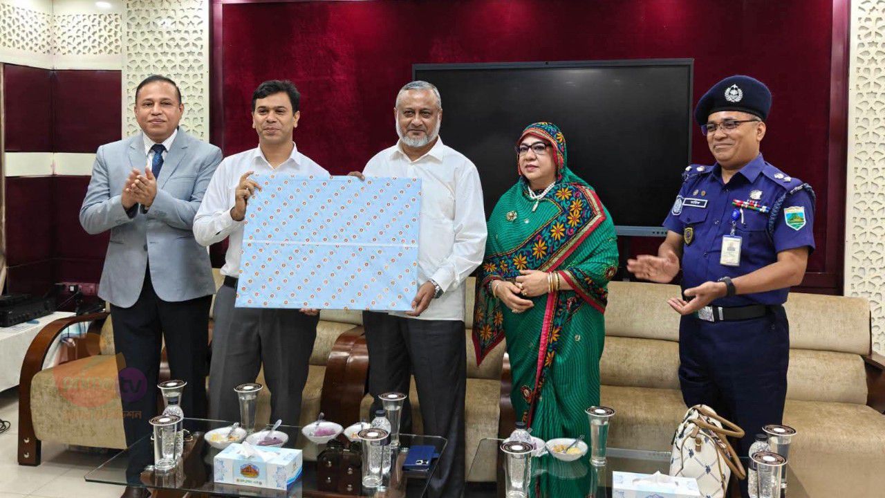 নওগাঁয় ফিরলেন দুদক চেয়ারম্যান বিচারপতি আসাদুজ্জামান