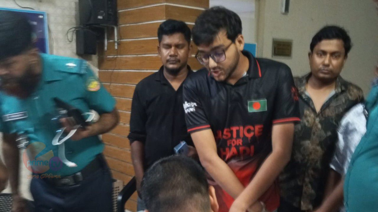 প্রধানমন্ত্রীকে নিয়ে আপত্তিকর মন্তব্যের জেরে গাজীপুরে যুবক গ্রেফতার, থানায় বিএনপি-এনসিপি হাতাহাতি  ​