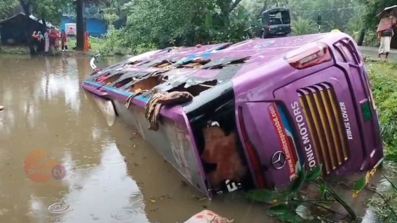 পটুয়াখালীতে নিয়ন্ত্রন হারিয়ে পুকুরে ডাবল ডেকার  বাস, আহত-১৫