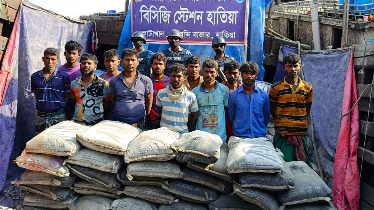 মিয়ানমারে পাচারকালে ৯৫ বস্তা সিমেন্টসহ ১২ পাচারকারী আটক