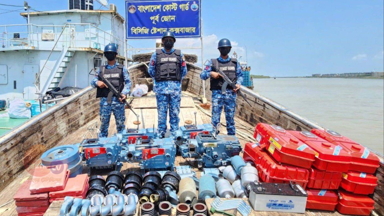 কক্সবাজারে ২০ হাজার ইয়াবা ও পাচারের ইঞ্জিনসহ বোট জব্দ