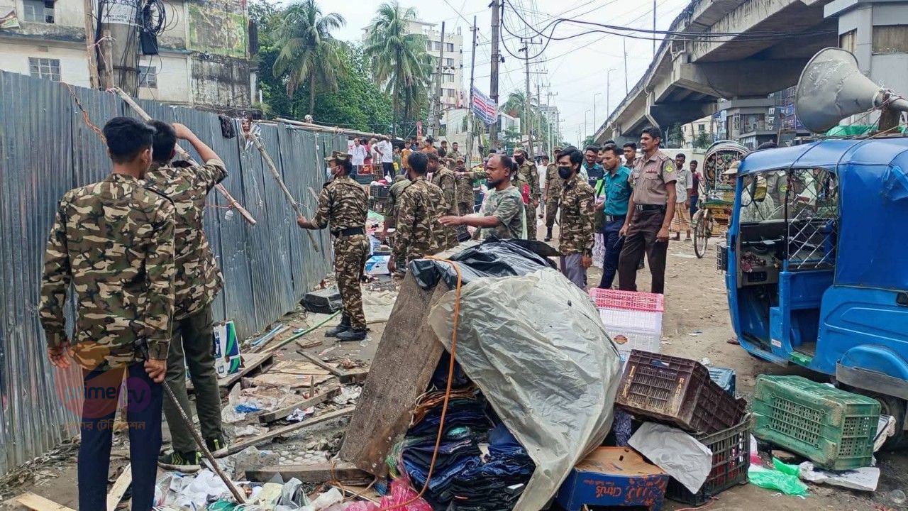 চসিকের অভিযানে বহদ্দারহাট এলাকা থেকে দুই শতাধিক ভাসমান দোকান উচ্ছেদ 