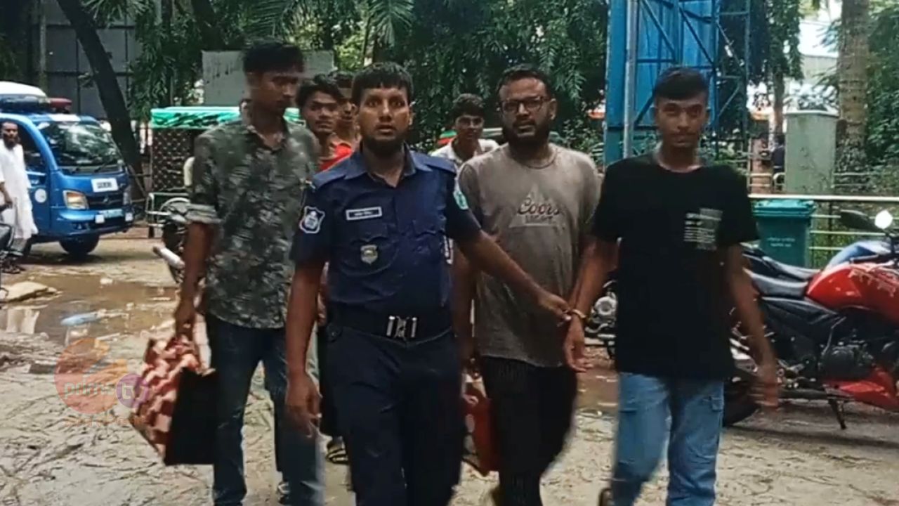 নওগাঁয় অনলাইন জুয়া পরিচালনার অভিযোগে ৬ জন আটক